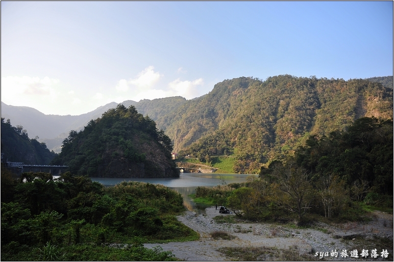 遠處那做尖尖小島右方的建築就是水壩上方的土地公廟。這個可以參考文章後段的說明與描述。