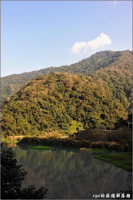 出新武界隧道後的遠方還有一個隧道，在這個隧道前有一座橋，橋前方左右有一條下切的小路，可以通到武界水庫。