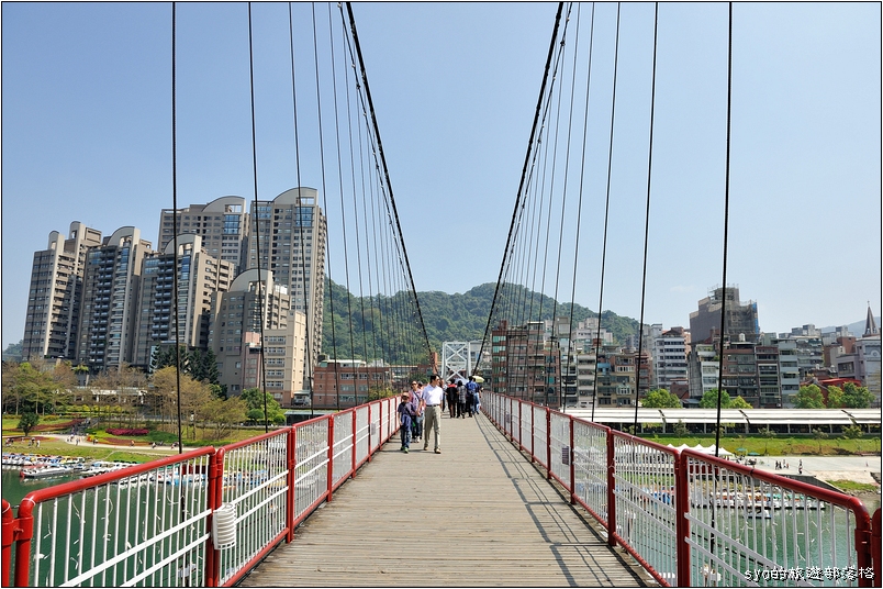【台北 親子景點】碧潭 | 適合全家的步道健行、吊橋賞景、踩船放空