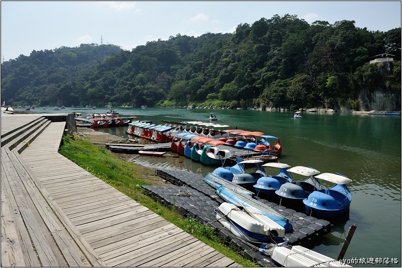 【台北 親子景點】碧潭 | 適合全家的步道健行、吊橋賞景、踩船放空