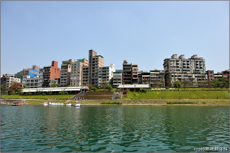 【台北 親子景點】碧潭 | 適合全家的步道健行、吊橋賞景、踩船放空
