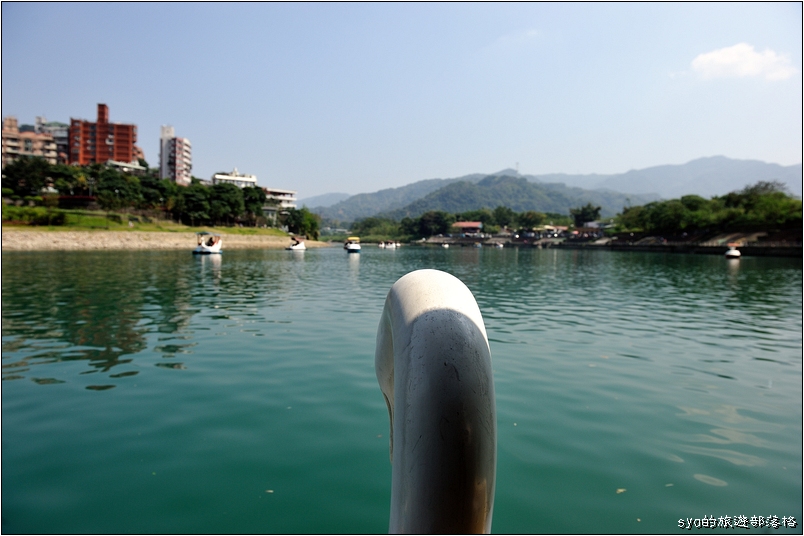 【台北 親子景點】碧潭 | 適合全家的步道健行、吊橋賞景、踩船放空