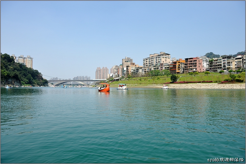 【台北 親子景點】碧潭 | 適合全家的步道健行、吊橋賞景、踩船放空