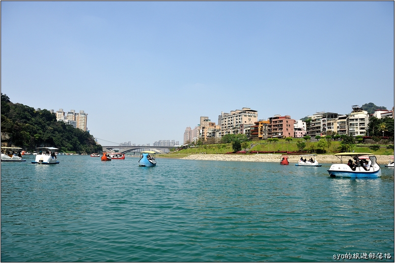 【台北 親子景點】碧潭 | 適合全家的步道健行、吊橋賞景、踩船放空