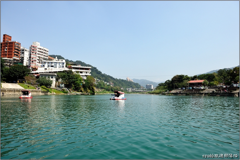 【台北 親子景點】碧潭 | 適合全家的步道健行、吊橋賞景、踩船放空