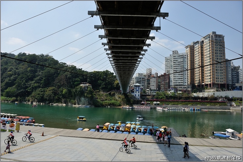 【台北 親子景點】碧潭 | 適合全家的步道健行、吊橋賞景、踩船放空