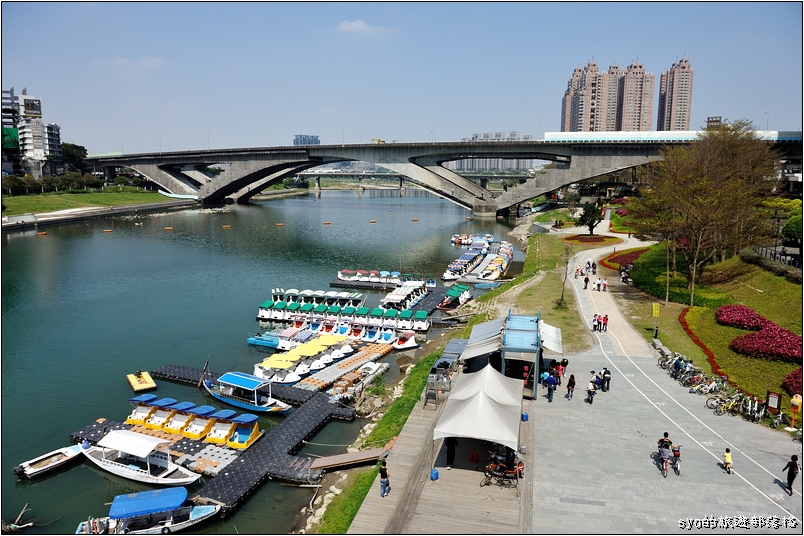 【台北 親子景點】碧潭 | 適合全家的步道健行、吊橋賞景、踩船放空