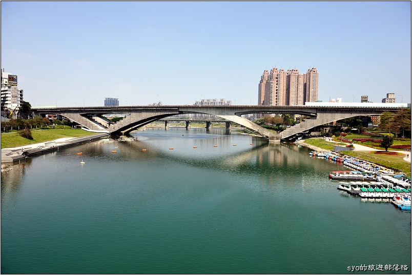 【台北 親子景點】碧潭 | 適合全家的步道健行、吊橋賞景、踩船放空