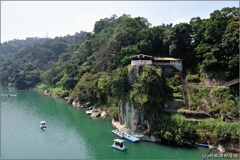 【台北 親子景點】碧潭 | 適合全家的步道健行、吊橋賞景、踩船放空