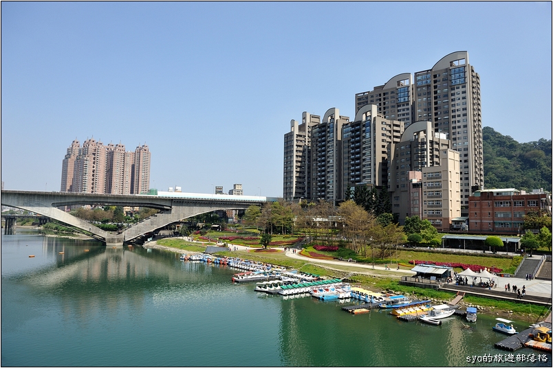 【台北 親子景點】碧潭 | 適合全家的步道健行、吊橋賞景、踩船放空